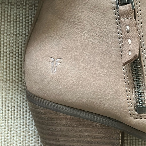 Frye Judith Double Zip Suede Ankle Booties Tan Dual Zip Block Heel Size 8 - Picture 11 of 12